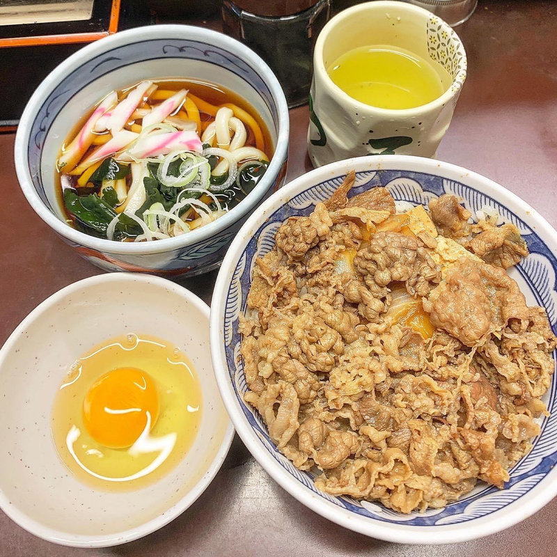 牛どんとうどんのセット 玉子トッピング(たつ屋 新宿店 )