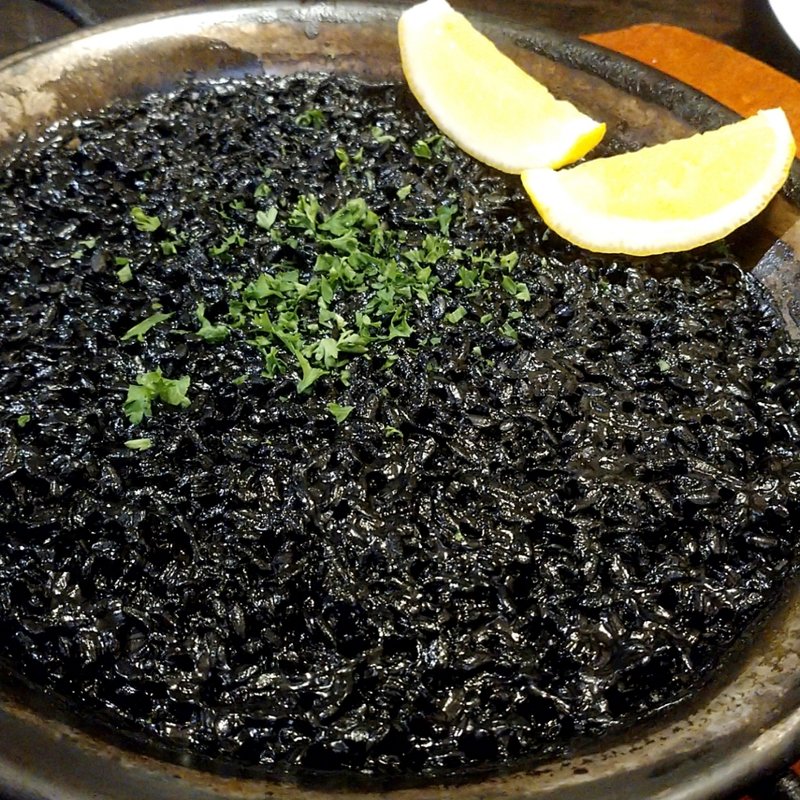 イカスミのパエリア(スペインバル ジローナ 五反田本店)