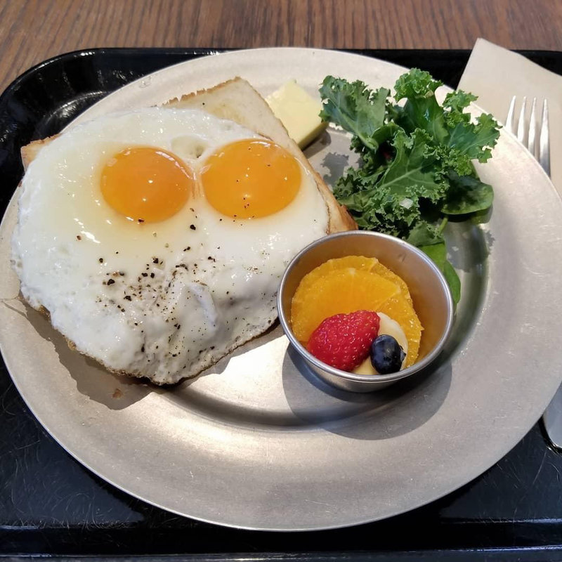 目玉焼きとフルーツとパンのモーニング(No.4 )