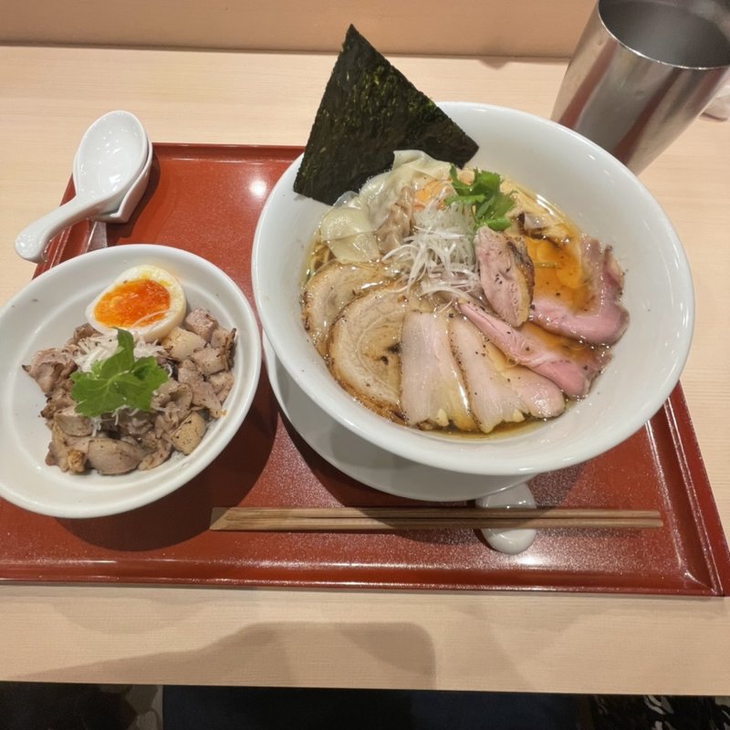 比内地鶏とホロホロ鳥の蔵出し醤油そば(麦と麺助 新梅田中津店)