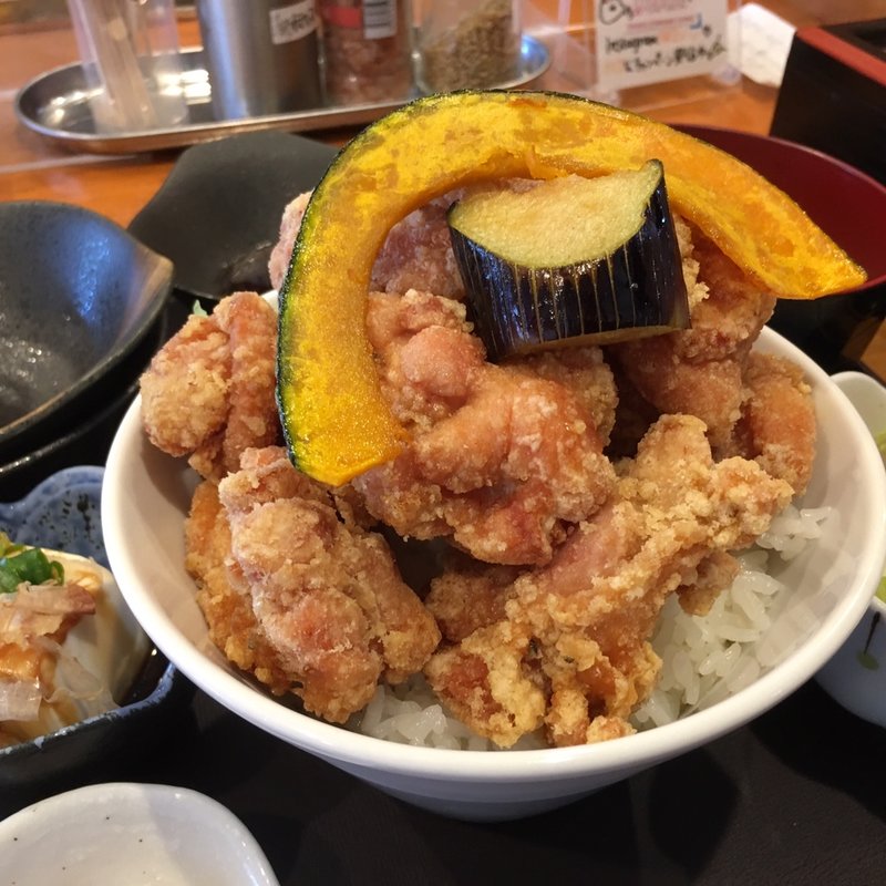 山盛り唐揚げ丼定食(鶏坊　泉佐野駅ビル店)