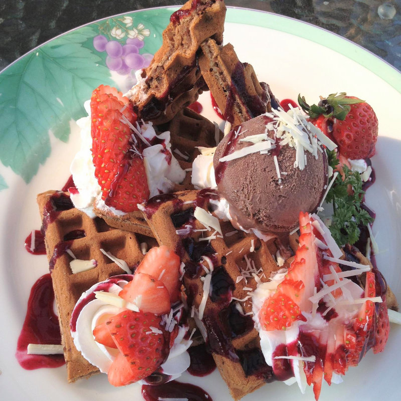 ショコラワッフルのカシスソースwaffle(カフェドラパン)