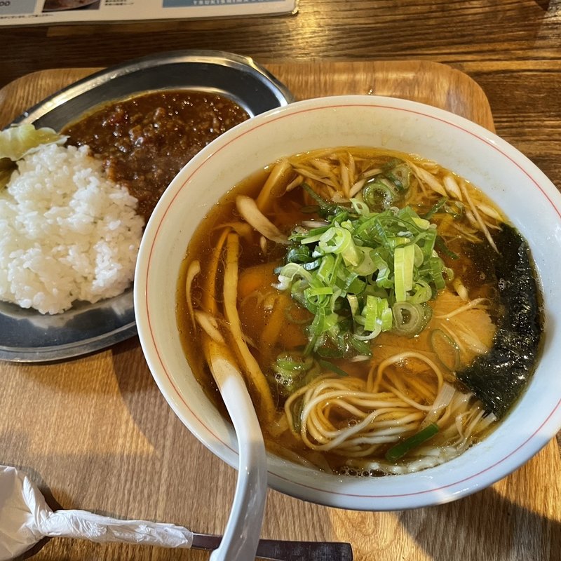 Bセット（6/8ラーメン+牛すじカレー）(月島ロック)