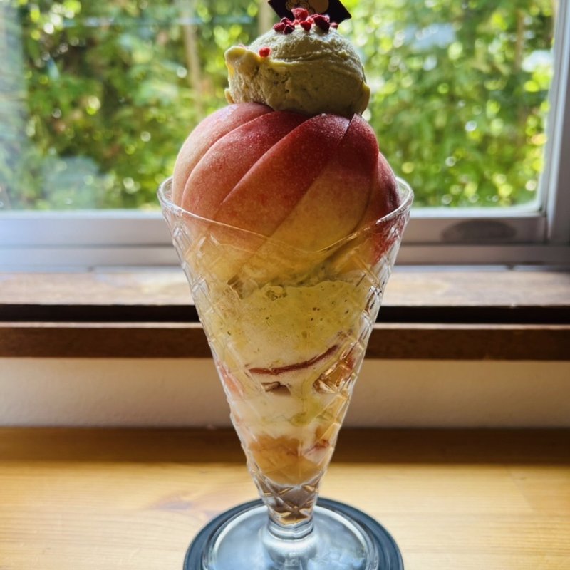 濃厚ピスタチオと丸ごと桃パフェ(藤桃庵 （トウトウアン）)