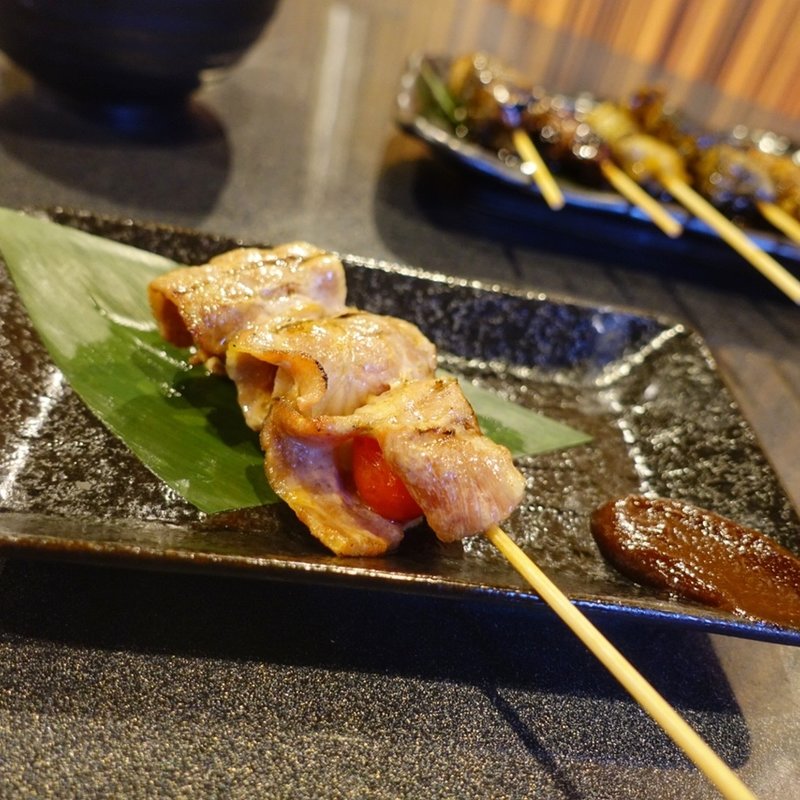 豚巻きトマト(博多野菜巻き串ともつ焼き すみび 大和本店)