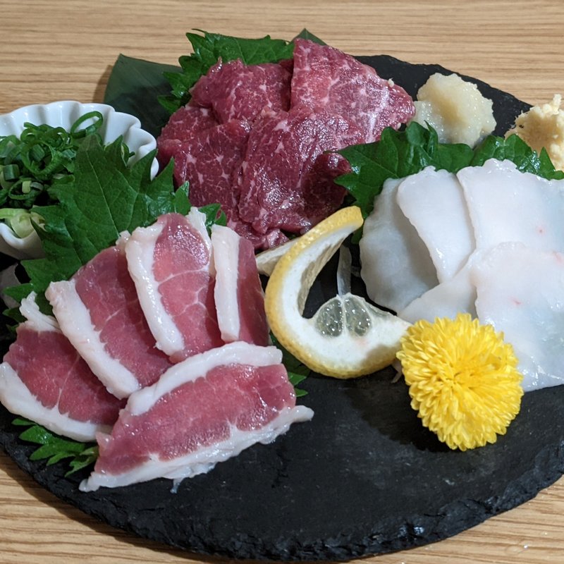 馬刺し三点盛り(銀邸とり馬 赤坂見附店)