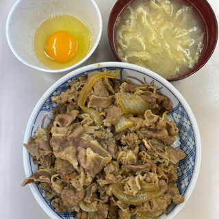 牛丼並・玉子・味噌汁(牛丼専門サンボ （さんぼ）)