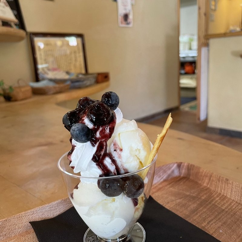 ブルーベリーパフェ(ブルーベリーのこみちのケーキ屋さん マコのお店)