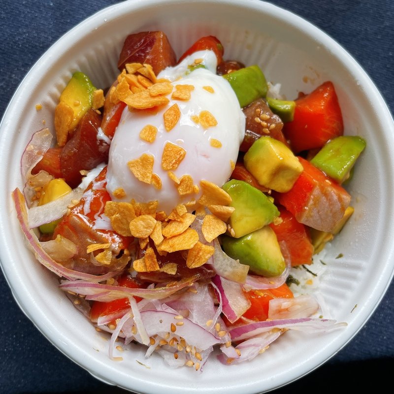 アボカドとマグロ・サーモンのポキ丼(アボカドめし わにや 阿佐ヶ谷店)