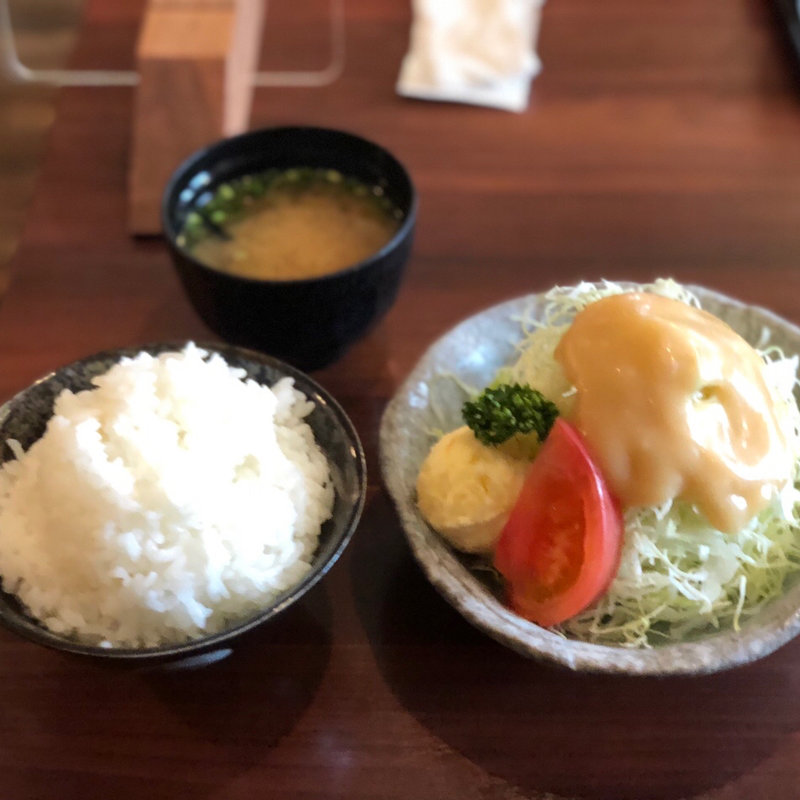 ご飯とサラダ(とんかつのますいや )