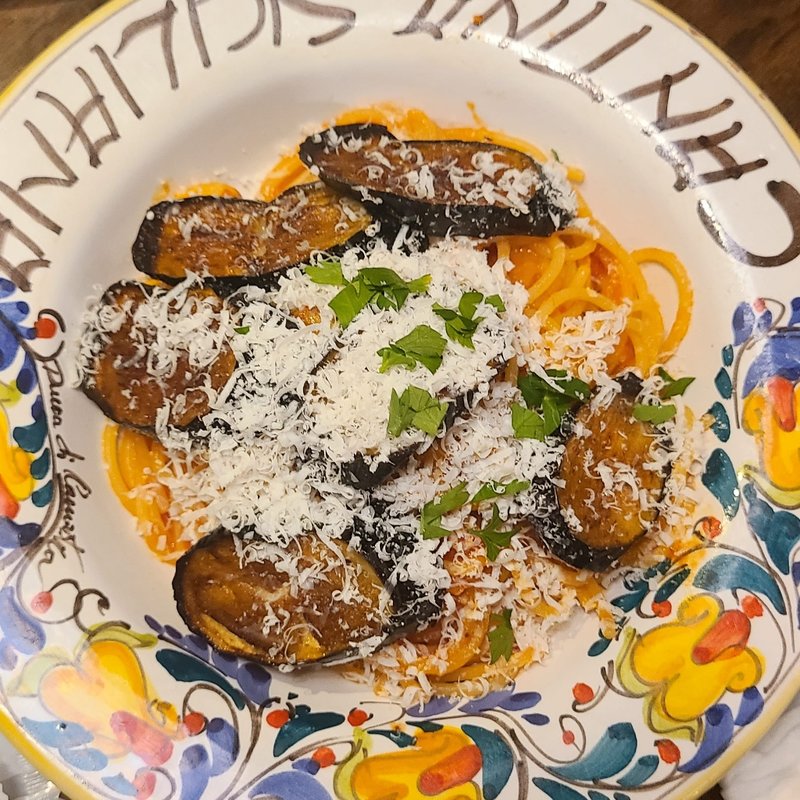 茄子とリコッタチーズのトマトソースマッケンローニ(カンティーナ シチリアーナ トゥットイル マーレ)