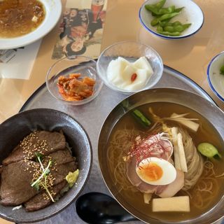 韓国式冷麺と黒毛和牛の焼き肉丼(佐野ゴルフクラブレストラン )