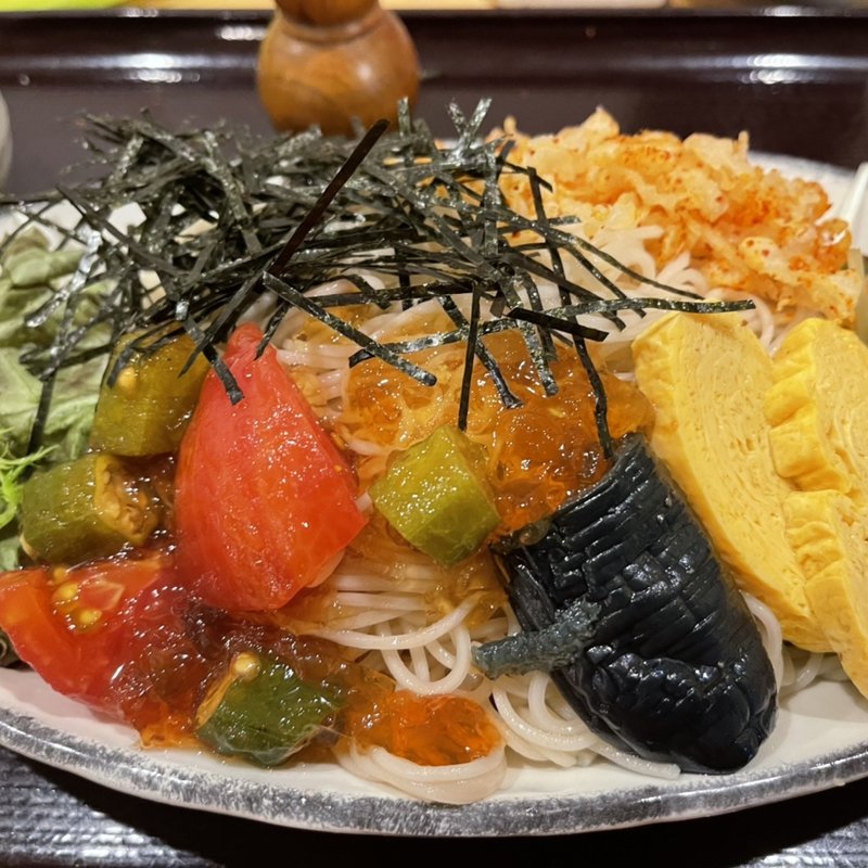 赤い冷やしたぬき蕎麦(蕎麦×美酒 たけや)