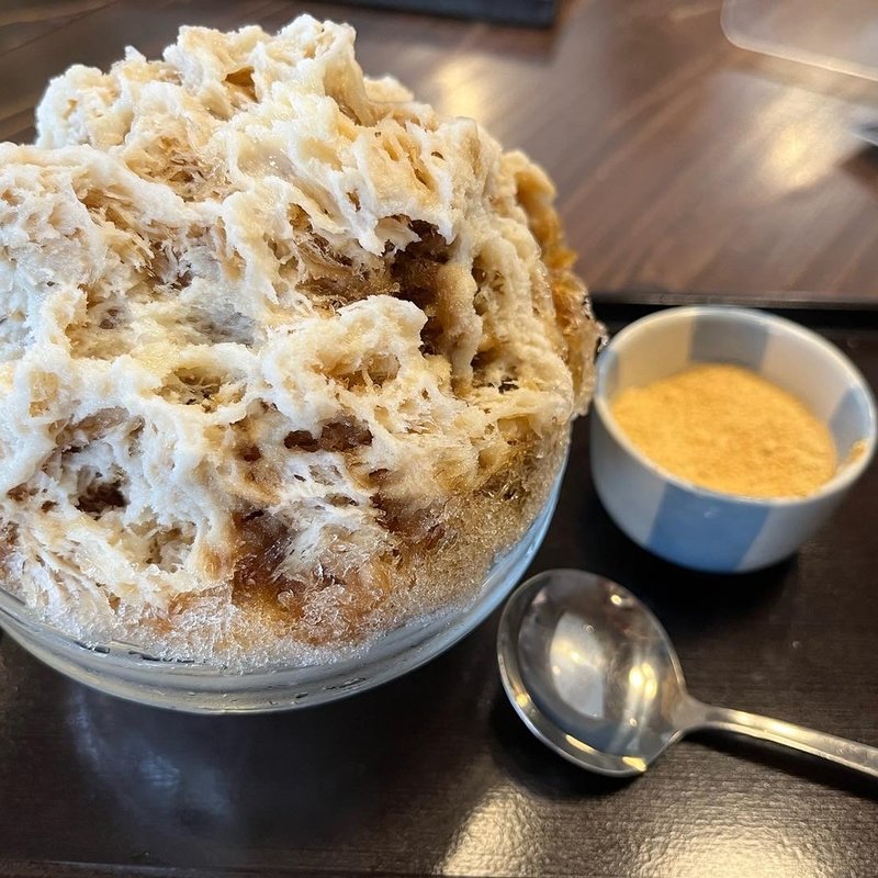 かき氷黒糖＋きなこ、みるくトッピング(甘党茶屋 梅園 三条寺町店)