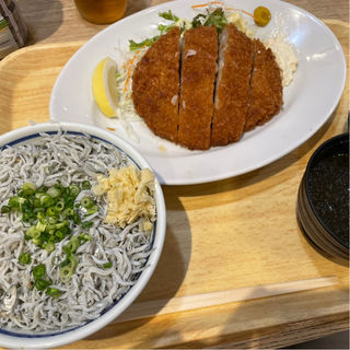 シラス丼とマグロメンチ(築地食堂源ちゃん 飯田橋店)