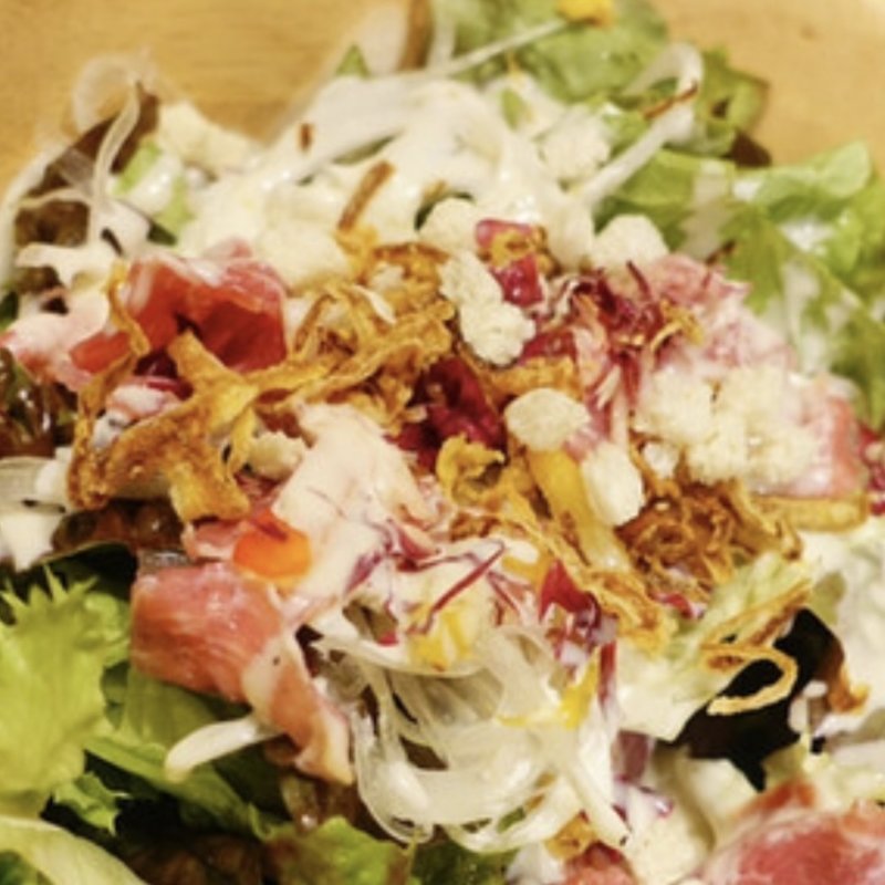 生ハムと新鮮野菜の濃厚シーザーサラダ(横浜新グルメ 横浜ビストロ・29グルメ 横浜駅前店)