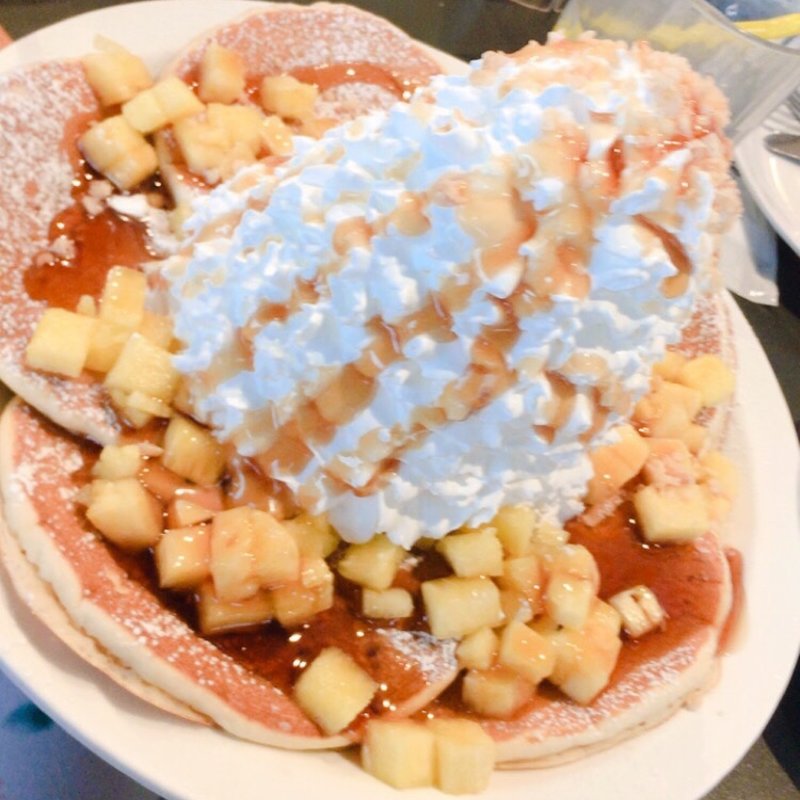 ストロベリーホイップクリームとマカデミアナッツパンケーキ(Eggs 'n Things 神戸ハーバーランド店)