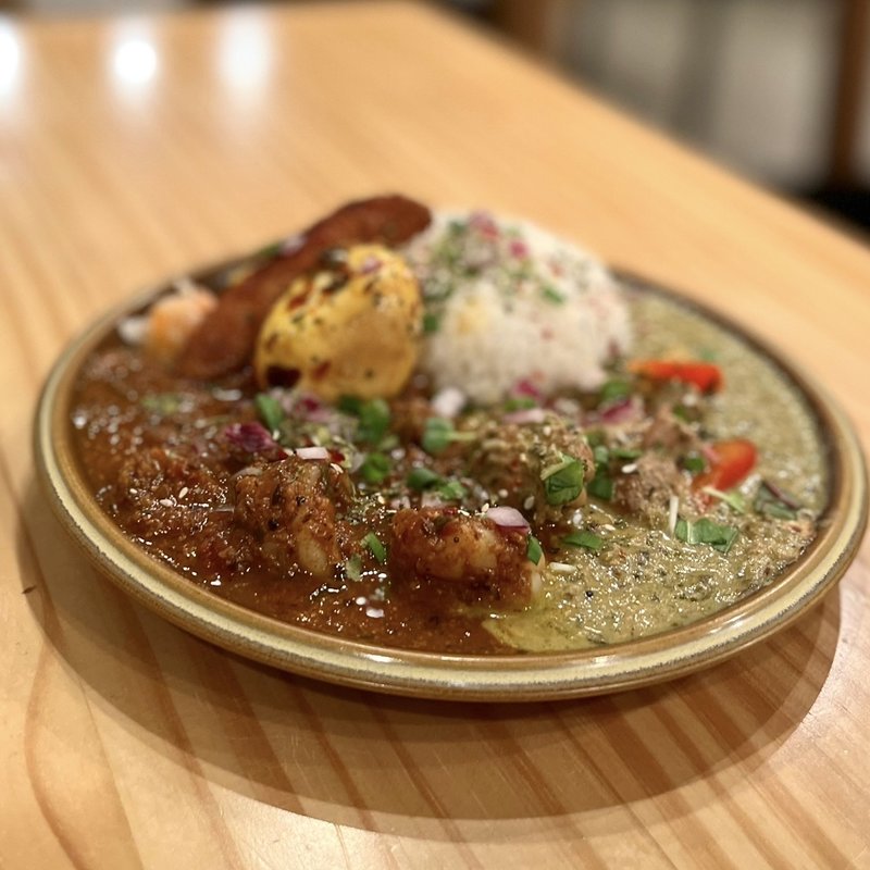 2種盛り（日替わり・季節限定。トッピング:スパイシー半熟ゆで卵・揚げバナナ）(Curry&Spice HANAKO)