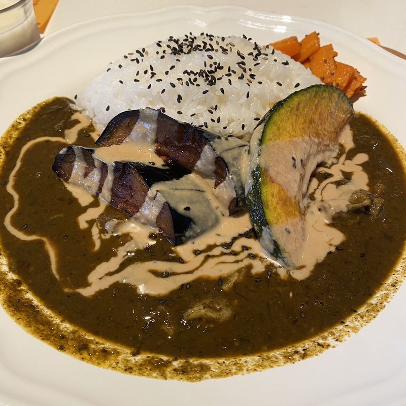 豚肉&茄子の黒ゴマカレー(ナイスビームスタジオ)