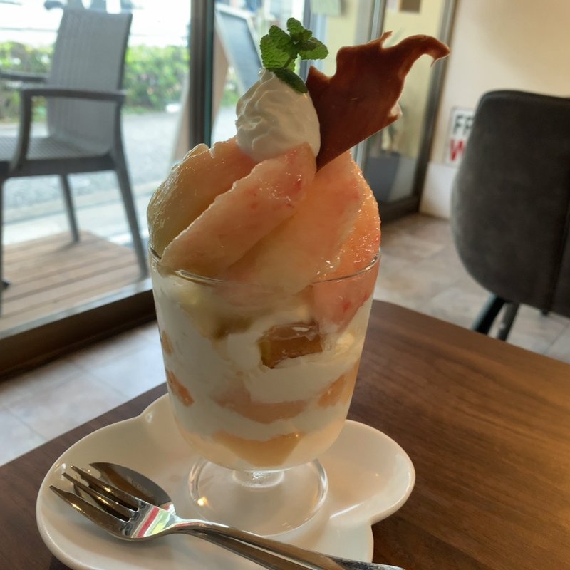 まるごと桃のパフェ(Kitchen Cafe NicO & BocO)