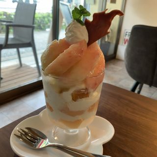 まるごと桃のパフェ(Kitchen Cafe NicO & BocO)