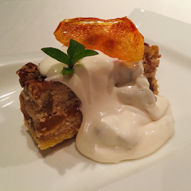 次郎柿とクリームチーズのクランブルケーキ (モダンフレンチ ディアマンルージュ)