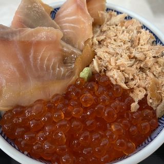三種丼(ウトロ漁協婦人部食堂 （ぎょきょうふじんしょくどう）)