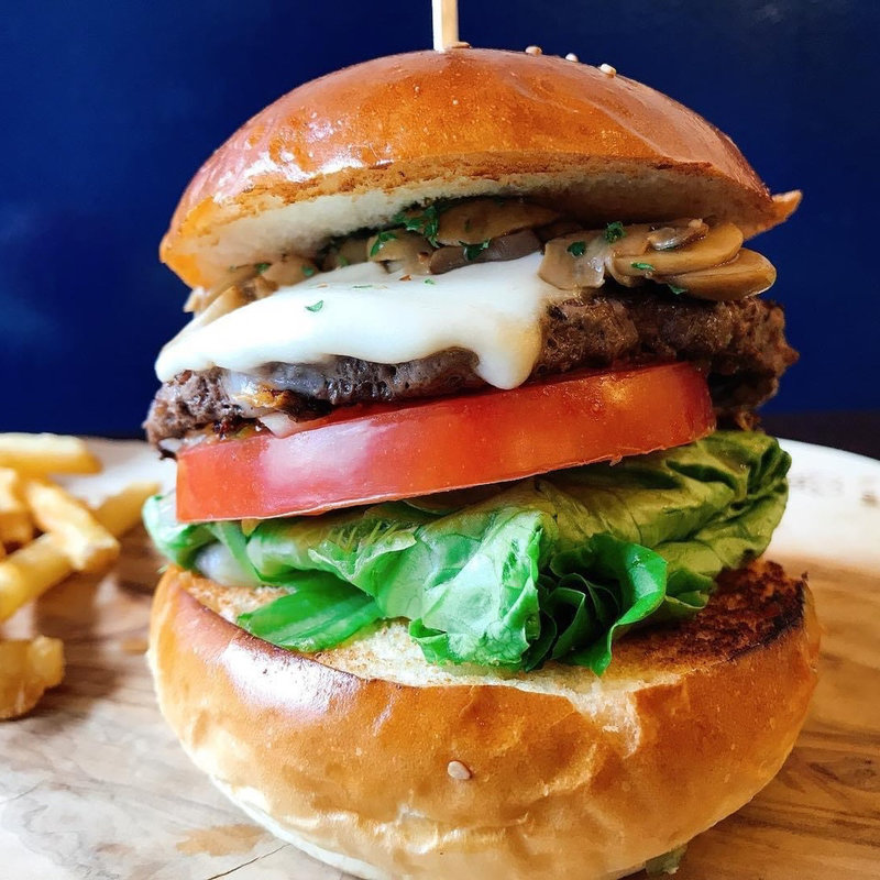 トリュフマッシュの生モッツァバーガー(キノーズマンハッタンニューヨーク)