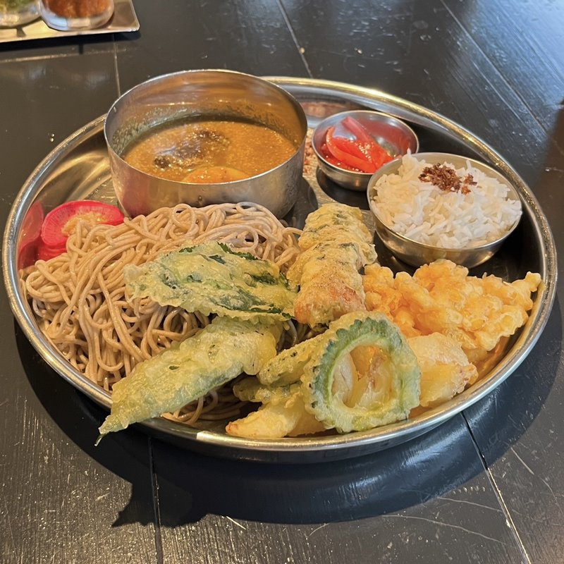今週の数量限定ランチ！！（夏野菜天ぷらと冷やしカレーつけ麺）(Vaji spice)