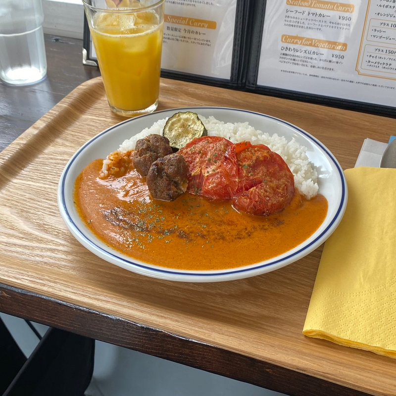丸ごと焼きトマトと自家製カバブボールのトマトカレー(ヒナタ屋)