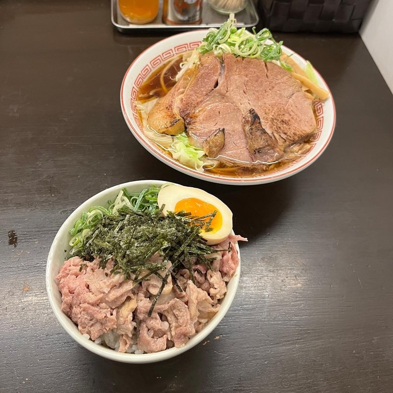 肉入り醤油ラーメン(限定)とぶた丼(博多とんこつ 豚の足跡)