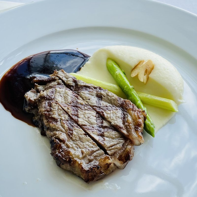 ホリデーブランチ US産ブラックアンガス牛サーロインのグリル マッシュドポテトとアスパラガス ガーリックチップス ビーフジュ(ニューヨーク グリル)