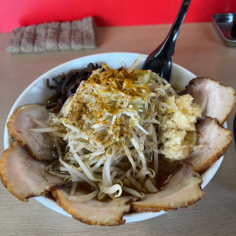 背脂醤油ラーメンスタミナスタイル＋かりー粉(麺屋花形)