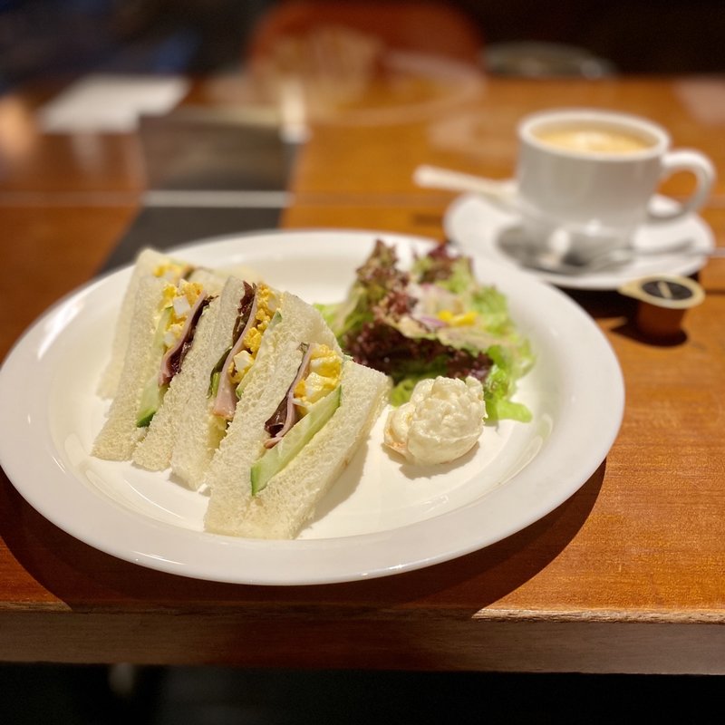 タマゴ、ハム、野菜のミックスサンドとポテトサラダのセット、レギュラーコーヒー(カフェティグレ )