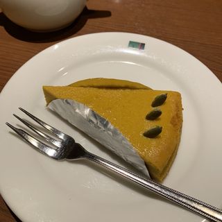 かぼちゃのチーズケーキ　1階スタンド(ミカド珈琲 日本橋本店)