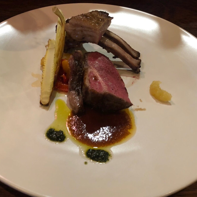 仔羊の炭火焼きとリンゴのマルメッラータ(il luogo di TAKEUCHI)