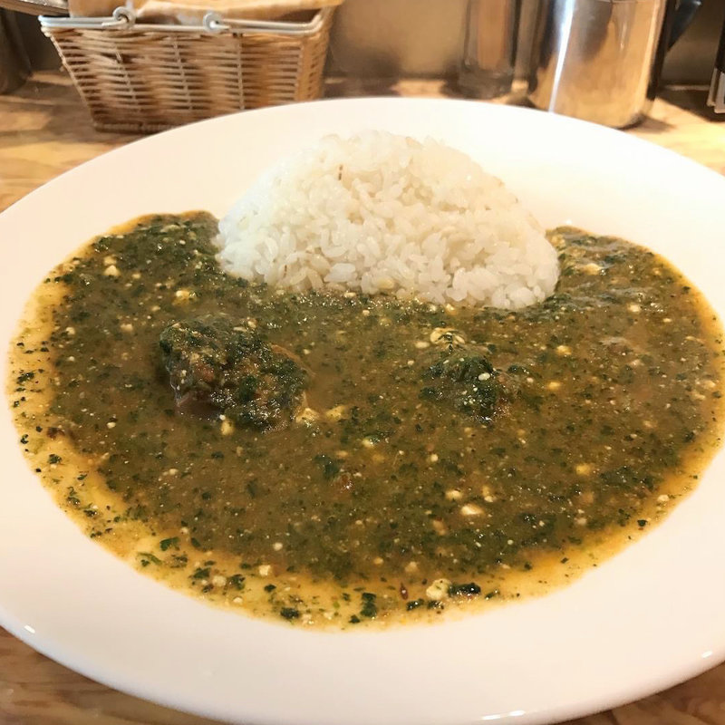 日本ほうれん草とカッテージチーズカレー 骨付きチキントッピング(すぱいす )