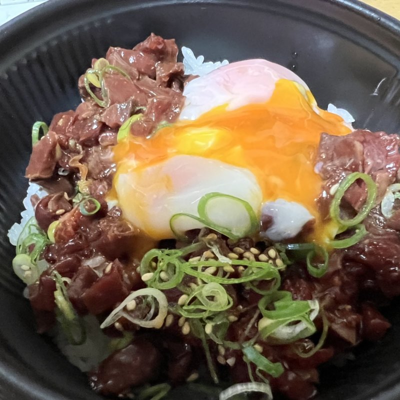 温玉つき【桜ユッケ丼】(馬肉特急　東府中店)