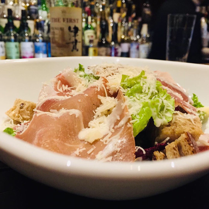 パルマ産生ハムとパルミジャーノレッジャーノのシーザーサラダ (B・B13BAR （ビー・ビー サーティーン バー）)