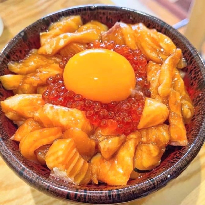 サーモンユッケ丼(波の 渋谷東店)