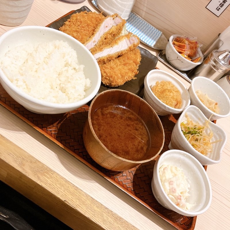 (とんかつは飲み物。)