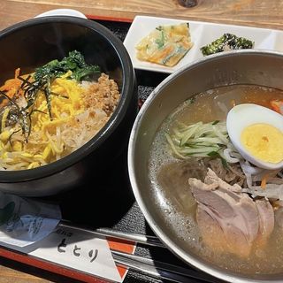 冷麺とピビンバ（ハーフ&ハーフ）(韓国家庭料理 ととり)