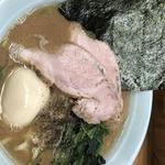 豚骨醤油ラーメン（ライス大盛り　おかわり自由）