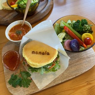 麻辣サラダチキンのバインミー風パンケーキ(cafe manala)