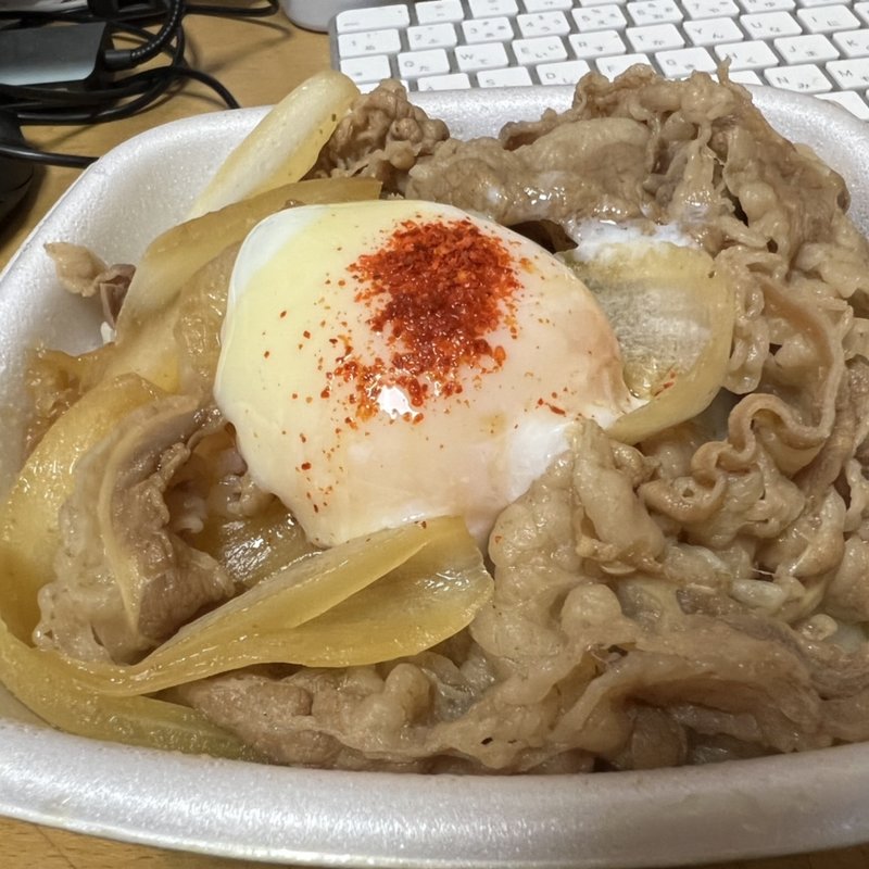 牛丼並、半熟玉子つき。(吉野家 甲州街道府中白糸台店)