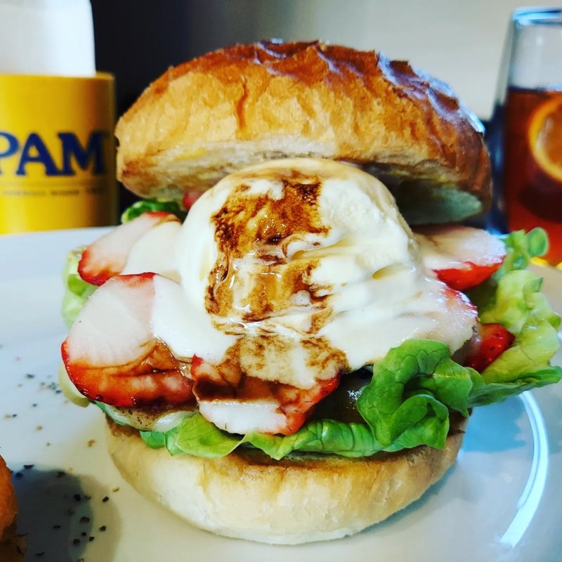 ストロベリーバーガー(アオラニカフェ)