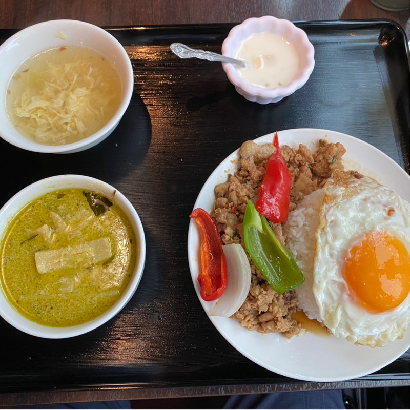 ガパオ＆グリーンカレー(ロータスラウンジ 新宿 )