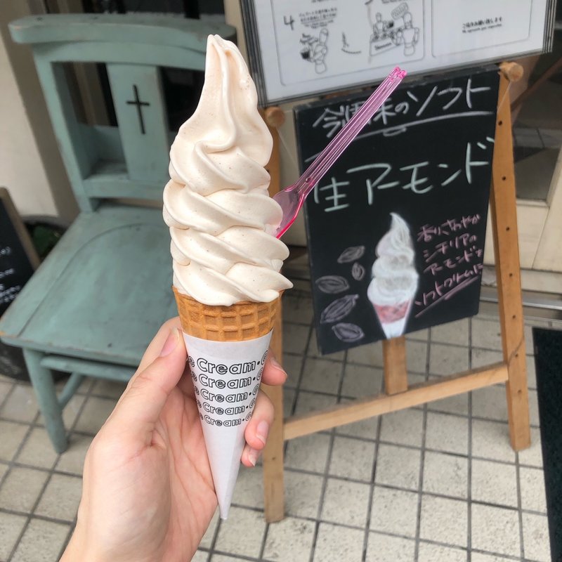 生アーモンドジェラートソフト(ジェラテリアアクオリーナ （GELATERIA ACQUOLINA）)