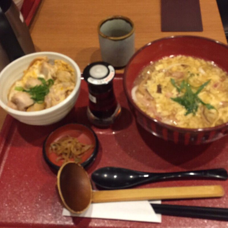 親子丼と王さんうどん定食(自家製麺 杵屋 南港ＡＴＣ ２F店)
