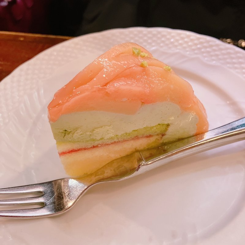 桃とピスタチオのズコットケーキ(星乃珈琲店 新宿アルタ店 )
